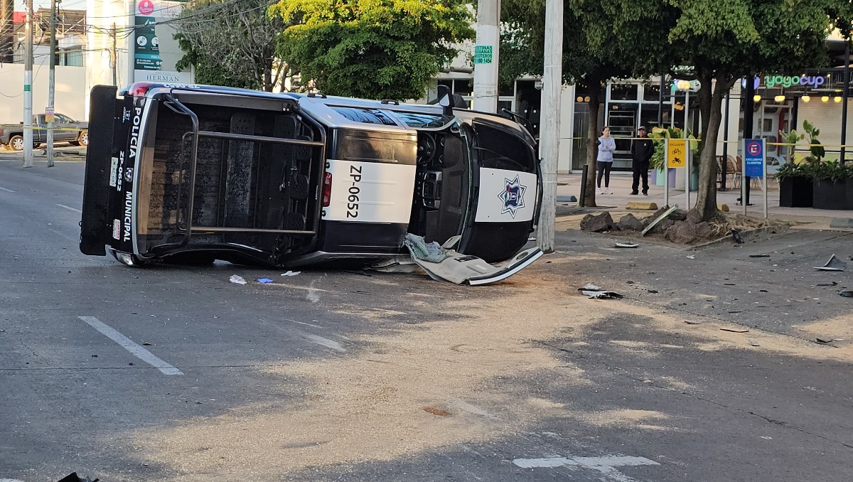 Patrulla de la policía de Zapopan fue impactada y quedó volcada en avenida Juan Palomar (Juan Carlos Munguía)