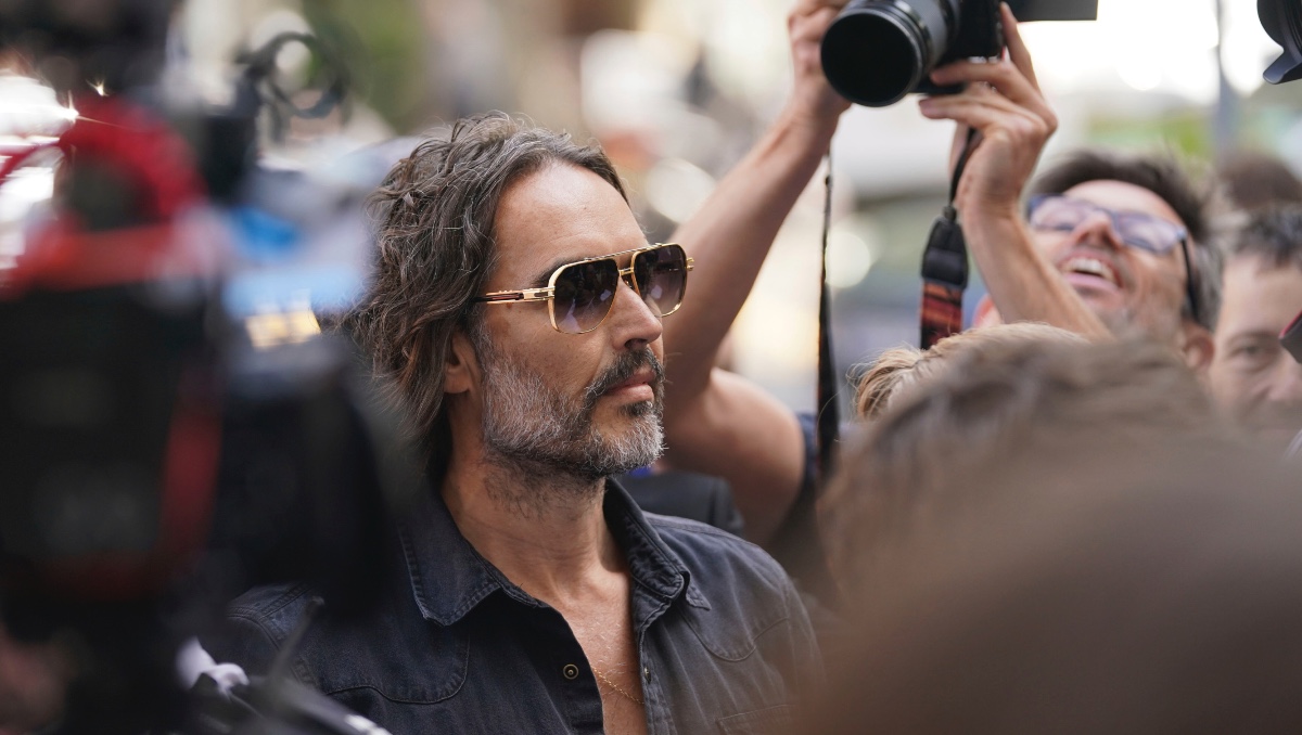 Russell Brand acude a los tribunales de Londres por acusaciones de violación y abuso sexual | AP