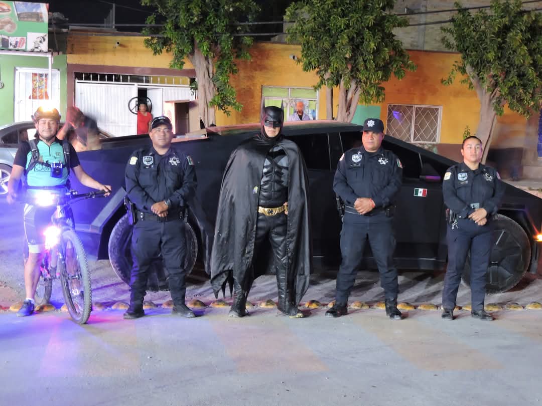 La singular escena ocurrió en uno de los desfiles organizados antes y después del 30 de abril. | Especial