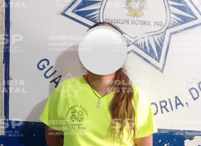 Al momento de su arresto, la presunta agresora aún portaba un cuchillo tipo "cebollero". (Notivox Policía)
