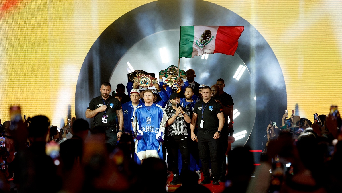 Canelo junto al cantante Luis R Conriquez en su entrada para su pelea contra Scull (Reuters)