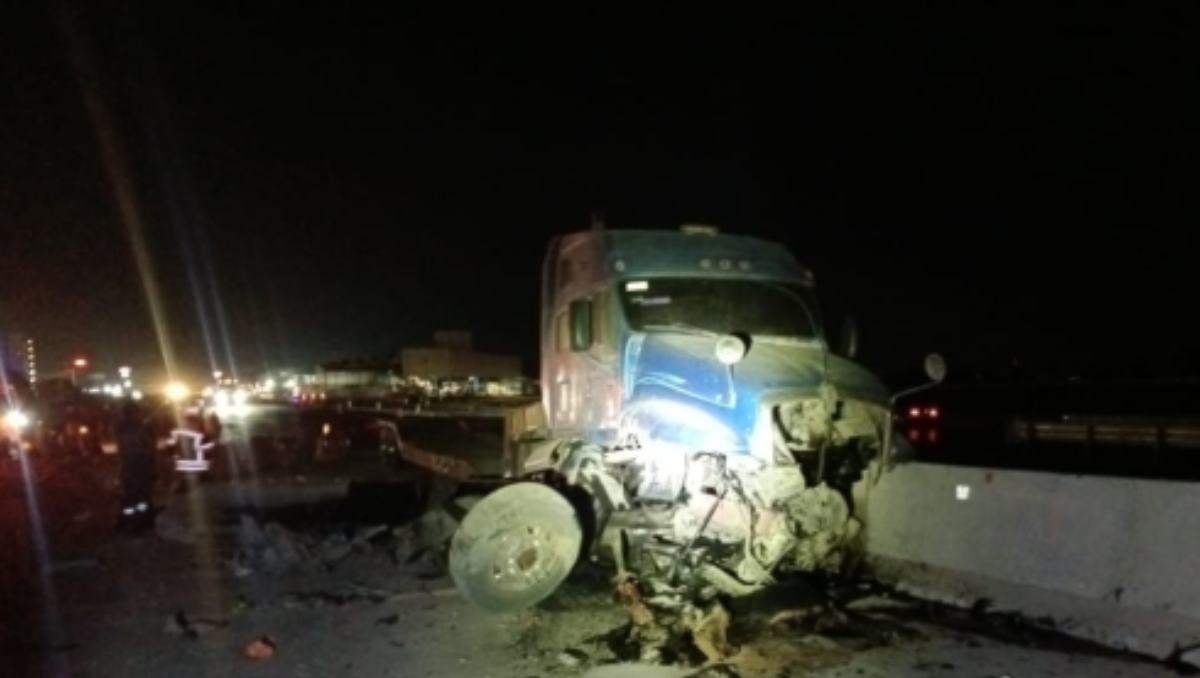 Choque de tráiler colapsa autopista México-Querétaro. | Foto: Cuenta X Guardia Nacional Carreteras