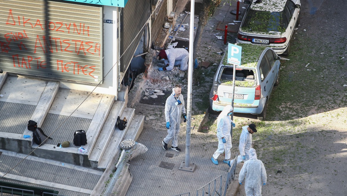 Mujer muere en Grecia al explotar una bomba que llevaba | AP