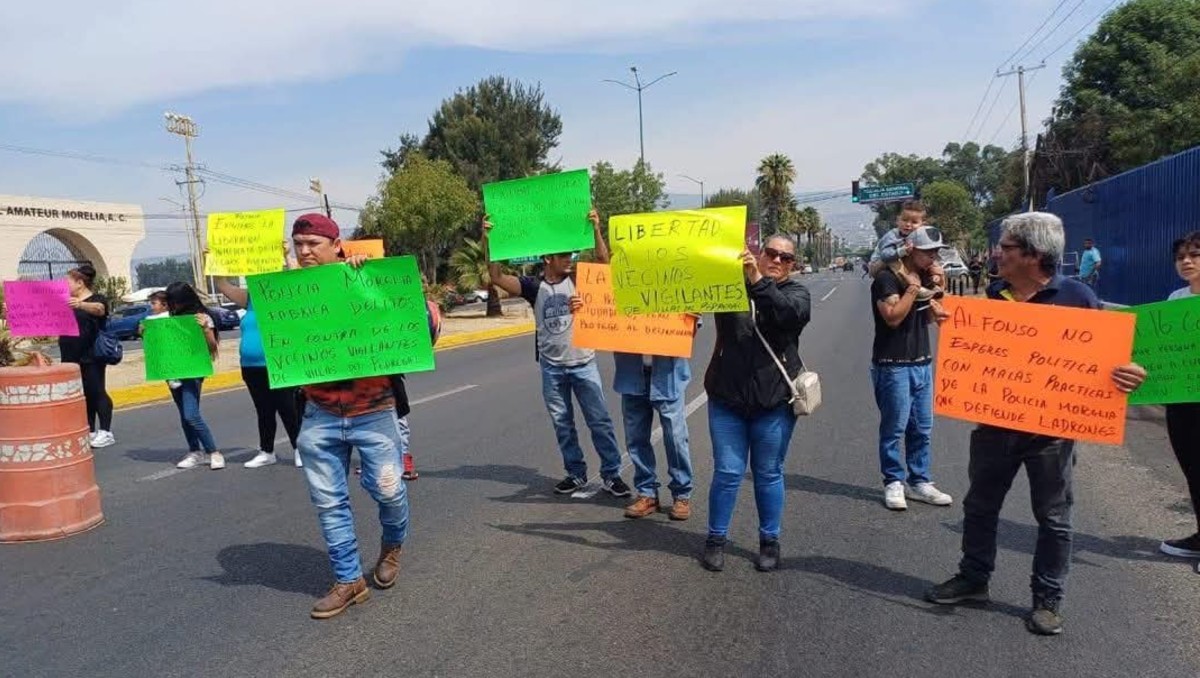 Vecinos se manfiestan tras detención de guardias privados por parte de oficiales de Morelia | Especial
