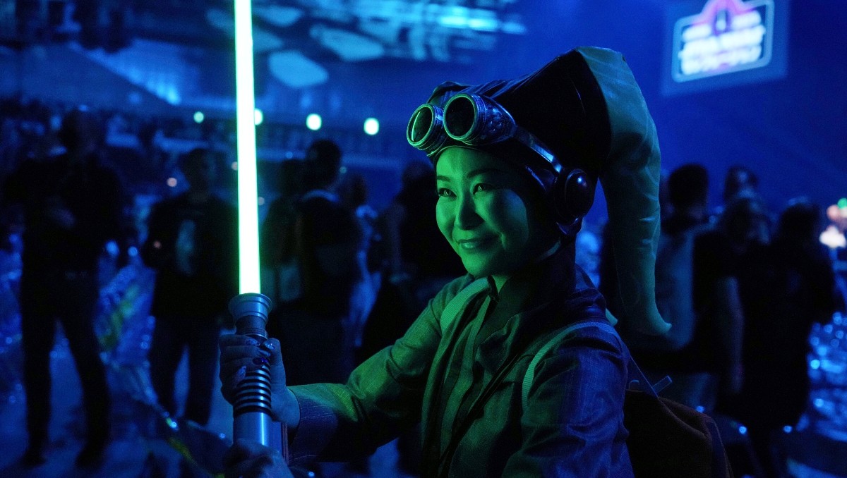 Una aficionada de Star Wars posa para una fotografía durante una convención de aficionados llamada Celebración de Star Wars | AP