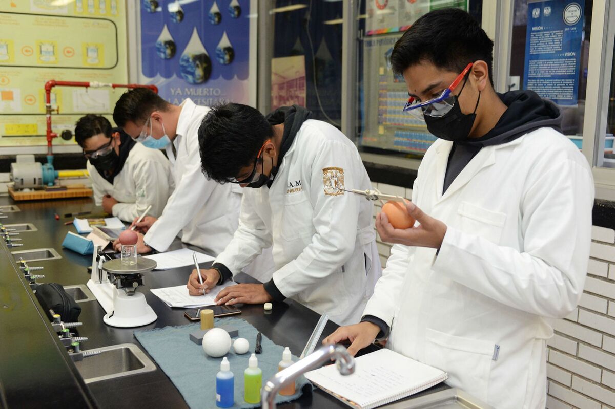La falta de becas y apoyos es una barrera para los estudiantes. | Foto: Cuartoscuro