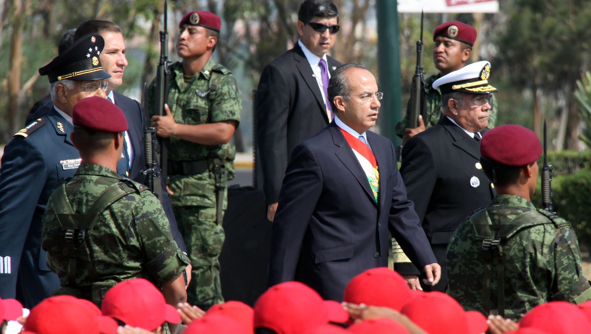 Felipe Calderón en desfile por Batalla de Puebla el  5 de Mayo | Agencia Es Imagen