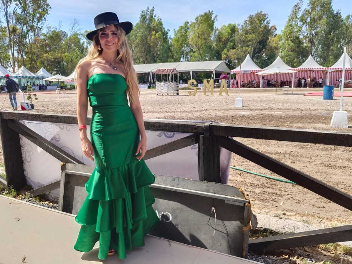 María Aliaga lució un elegante vestuario sevillano / Adriana Jiménez