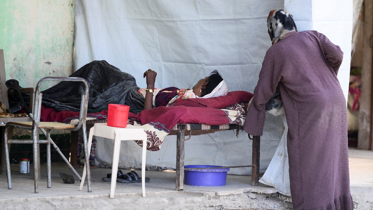 Una mujer desplazada es atendida en un campamento médico, ante el conflicto armado en Sudán. | Reuters