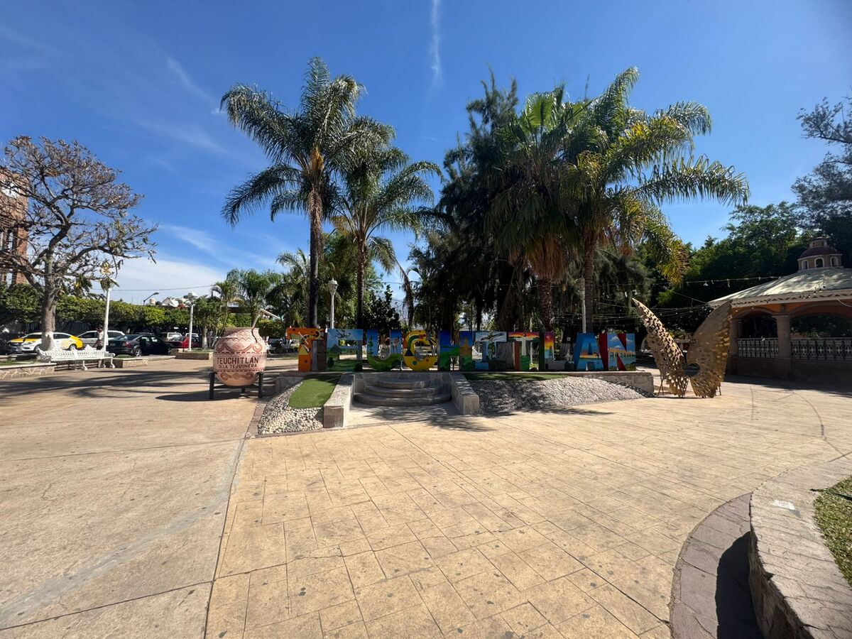 La plaza principal de Teuchitlán lució vacía este domingo.(Diana Barajas)