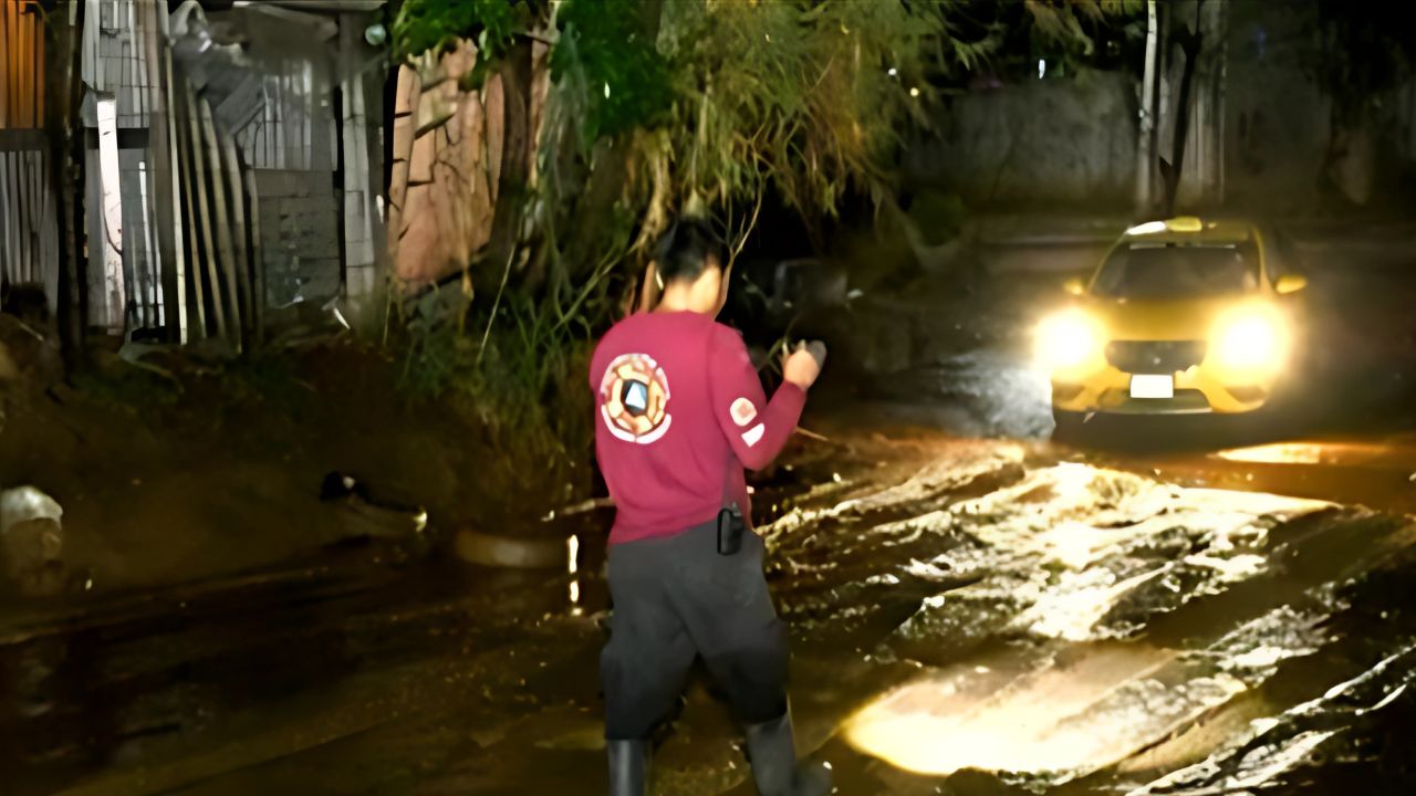 Rescatan a mujer atrapada por caída de árbol debido a lluvias en Oaxaca