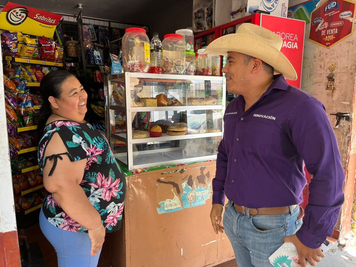 Durante su visita, se llevó a cabo la colocación de lonas en las ventanas de diversas viviendas como símbolo del respaldo ciudadano.| Cortesía