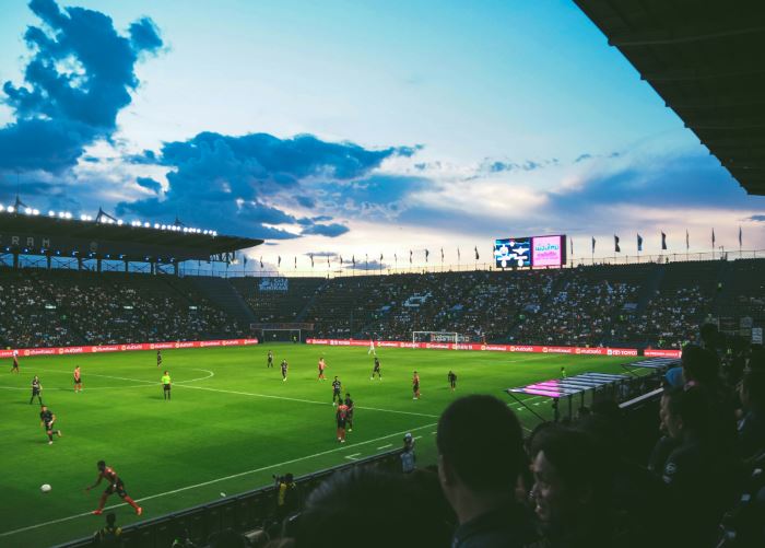Las apuestas deportivas han cambiando por completo cómo muchos aficionados viven el fútbol hoy en día.