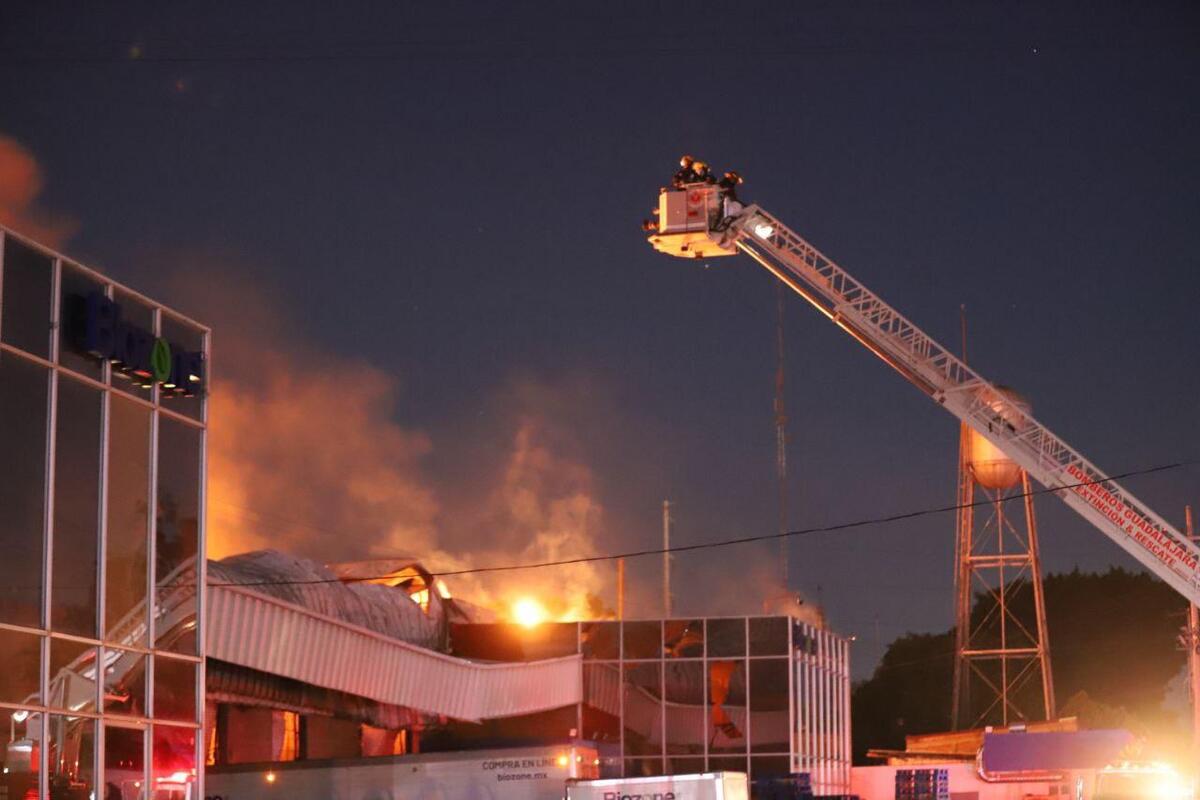 Bomberos trabajaron para sofocar las llamas en la fábrica. (Vicente Torres).