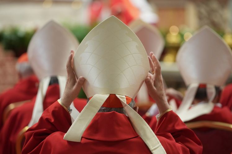 135 Cardenales Electores de 252 Cardenales vivos, pero finalmente fueron 133 después de dos bajas por motivos de salud.AP