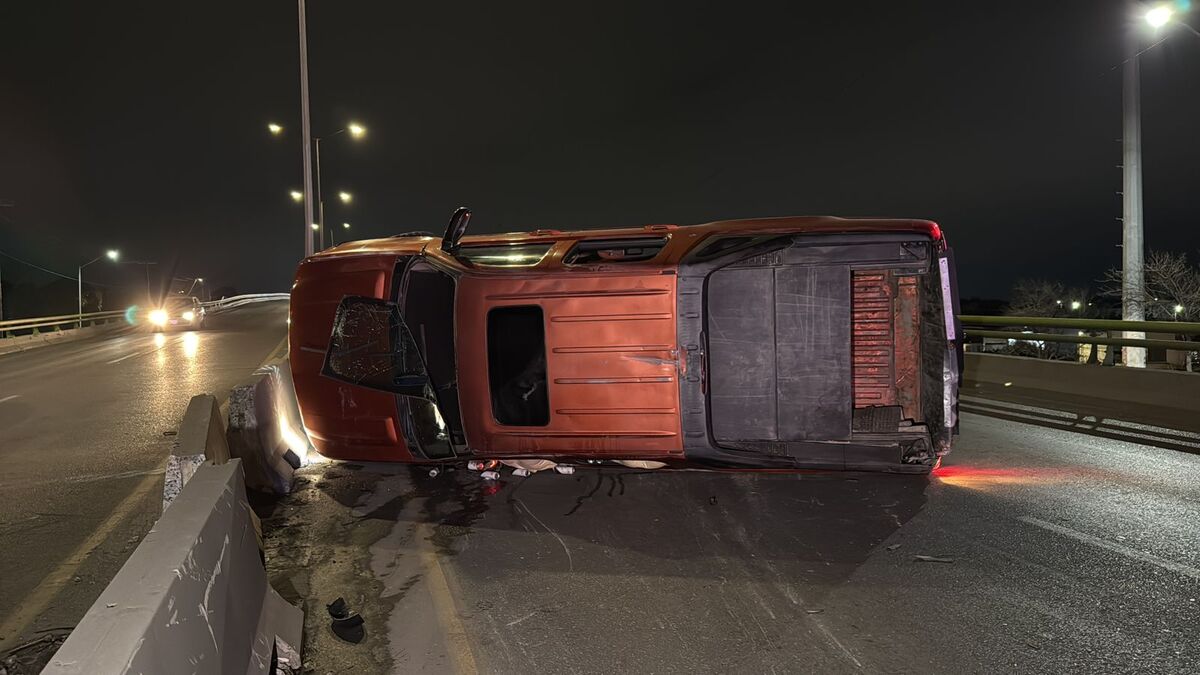 Hombre sale a exceso de velocidad del motel tras recibir llamadas de su esposa y termina volcado sobre Emilio Arizpe de la Maza. | Especial