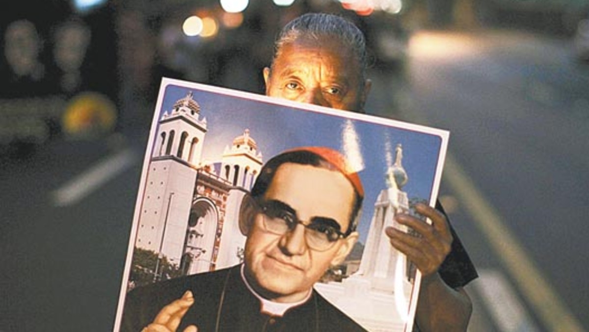Cerca de 70 mil feligreses acudieron a la Plaza de San Pedro para la ceremonia de canonización de San Arnulfo Romero | Especial