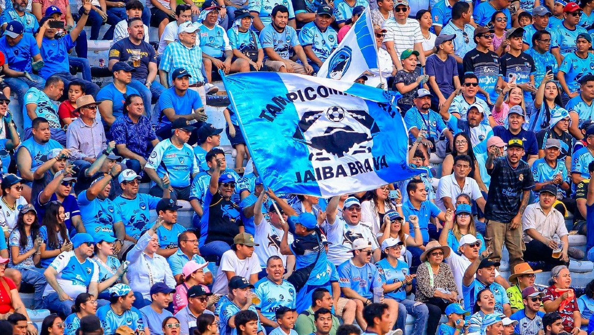 Aficionados a la Jaiba Brava.