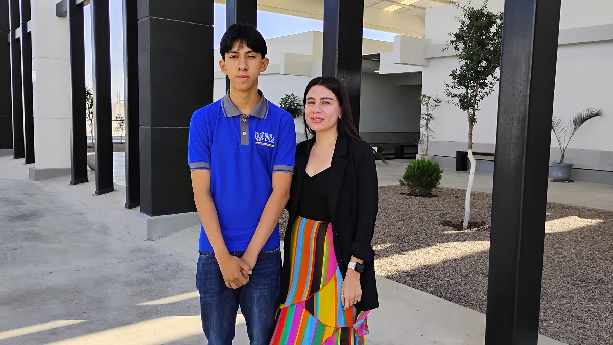 Alan Iván Escobedo Silva, alumno del segundo semestre y Diana Elizabeth Flores Estupiñán, docente de Pensamiento Matemático. (Claudia Luévano)