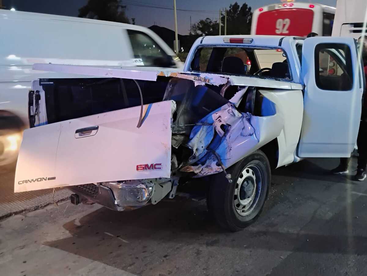 Aparatosa carambola de tres vehículos, dejó la noche de este martes a una mujer lesionada y cuantiosos daños materiales. | Especial