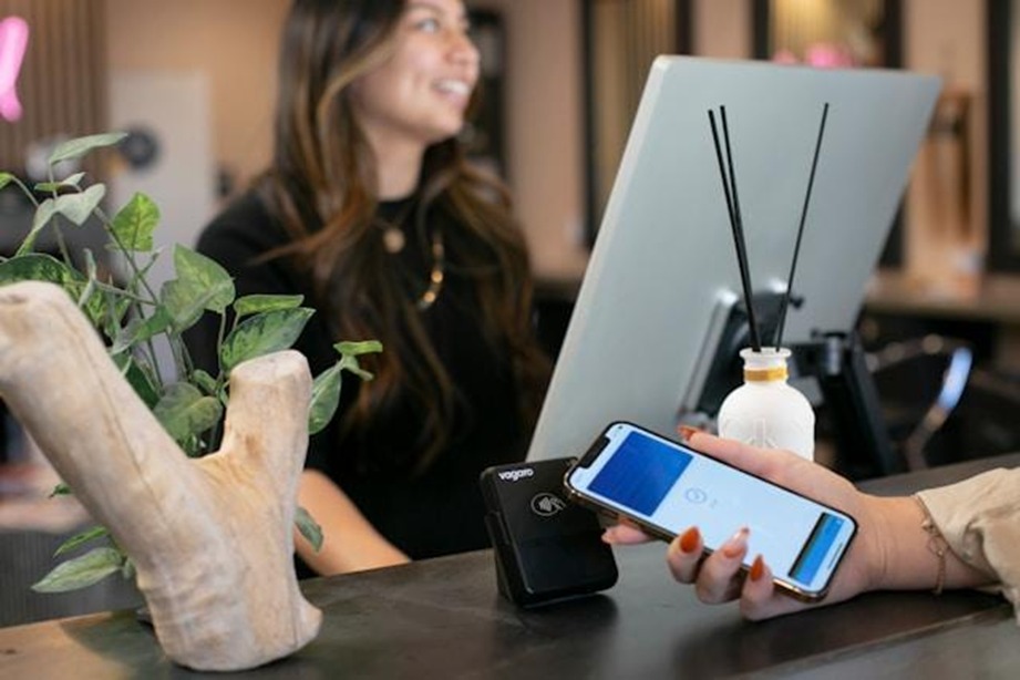 Tanto los clientes como los comerciantes utilizan cada vez más las billeteras digitales para gestionar sus transacciones financieras..