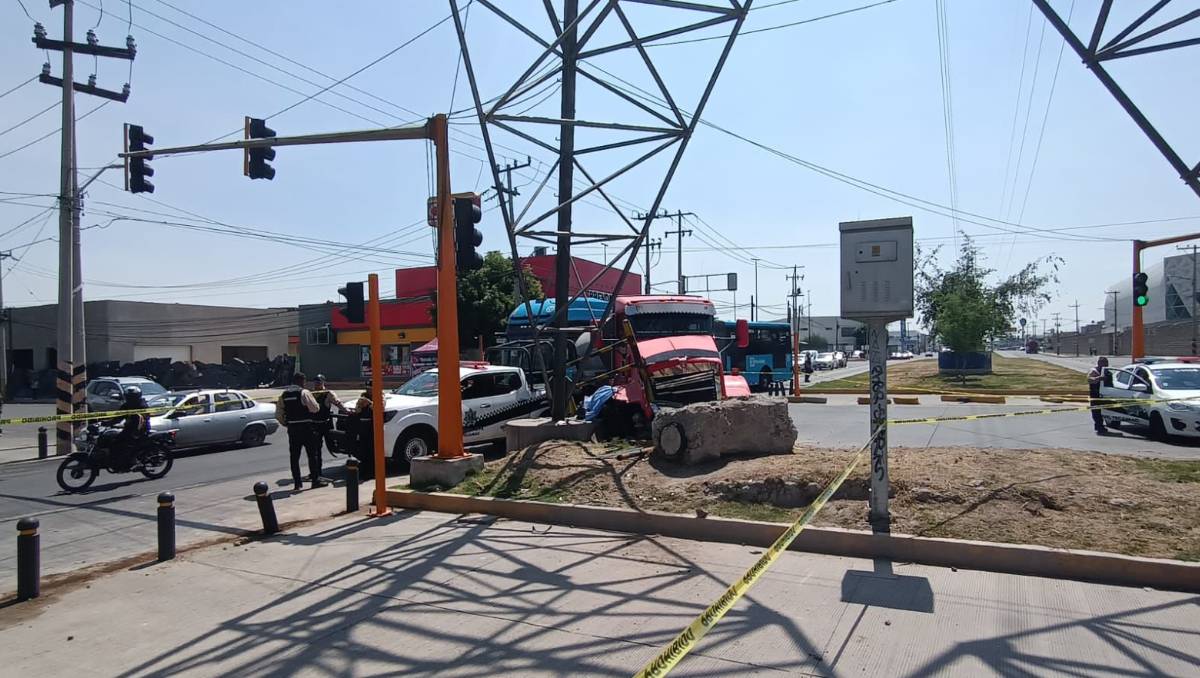 El conductor del vehículo de carga presuntamente ignoró la luz roja del semáforo. | Especial