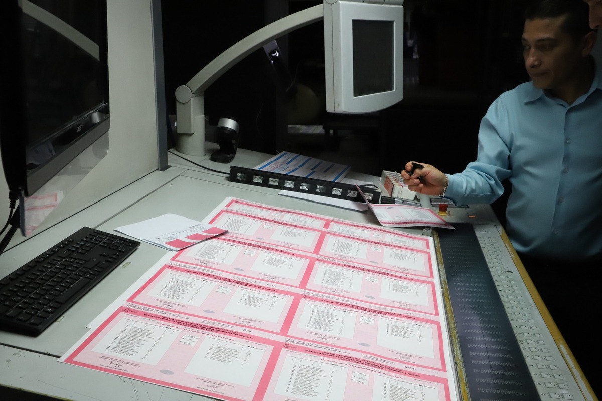 La consejera Norma Irene de la Cruz indicó que las boletas están impresas y en distribución. | Foto: Jesús Quintanar