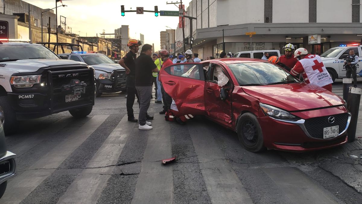Decenas de personas fueron testigos de dicho accidente registrado en el primer cuadro de la ciudad. | Miranda Arias
