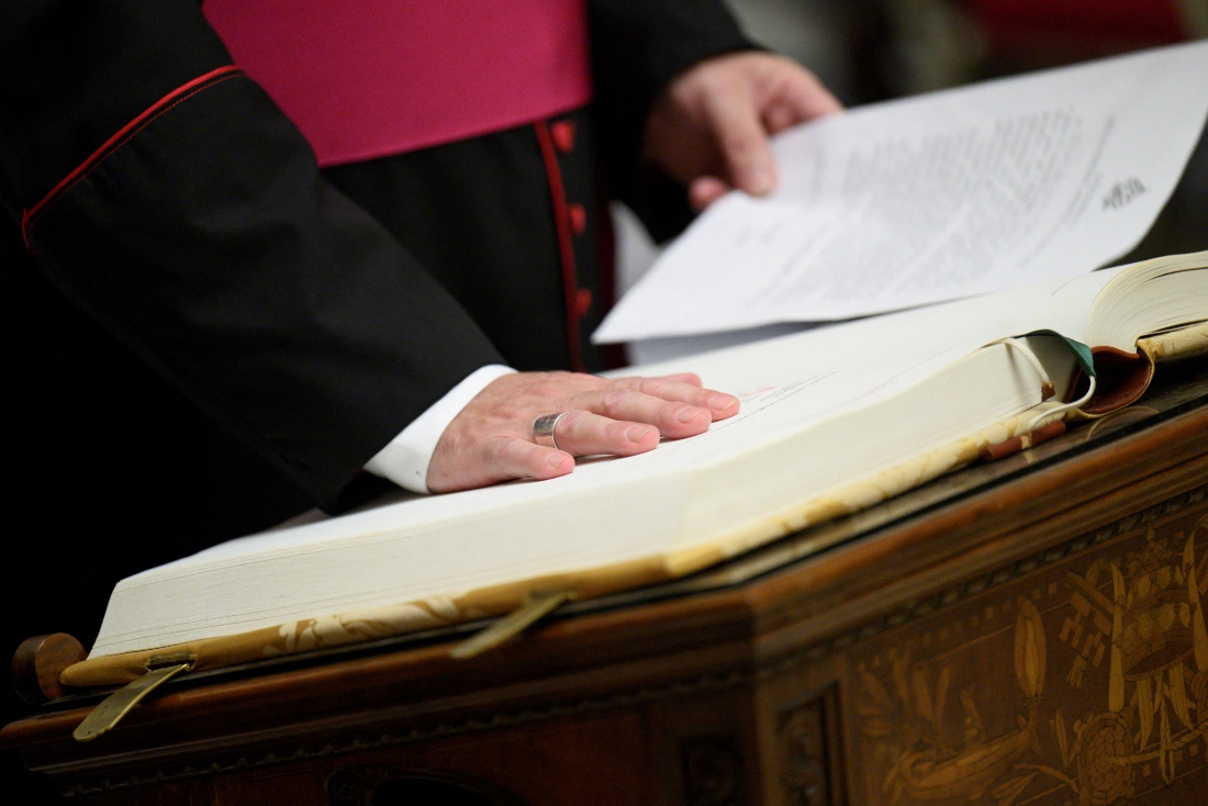 Funcionarios, miembros del clero y personal del Cónclave prestan juramento de secreto en la Capilla Paulina, en el Vaticano.Reuters