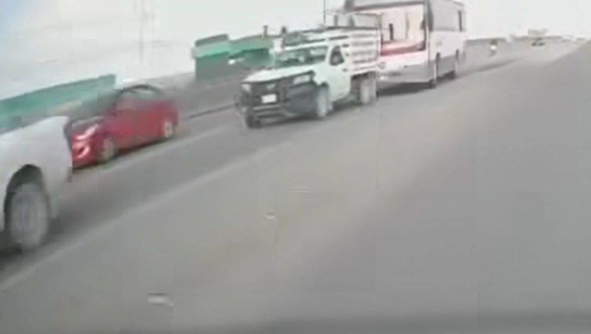 En las imágenes se observa que el transporte público iba a exceso de velocidad y no hace nada por detenerse. Foto: Especial