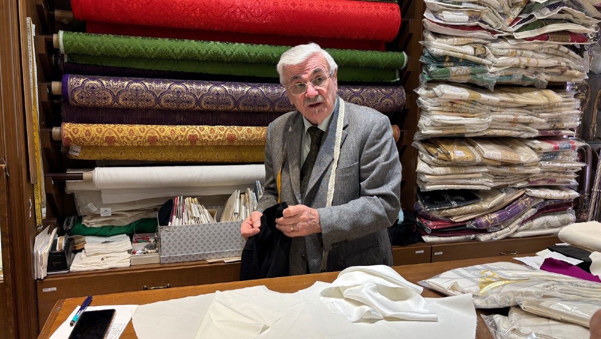 Mancinelli confecciona a mano las piezas para entregarlas al Vaticano. (Foto: Davis Rodríguez)