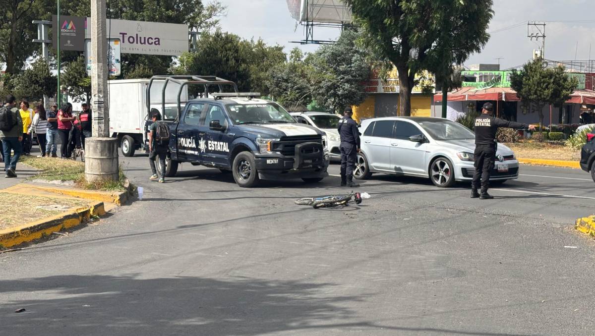Mujer ciclista perdió la vida al ser arrollada por una unidad de carga en los límites de Toluca y Metepec. | Foto: Abadiel Martínez