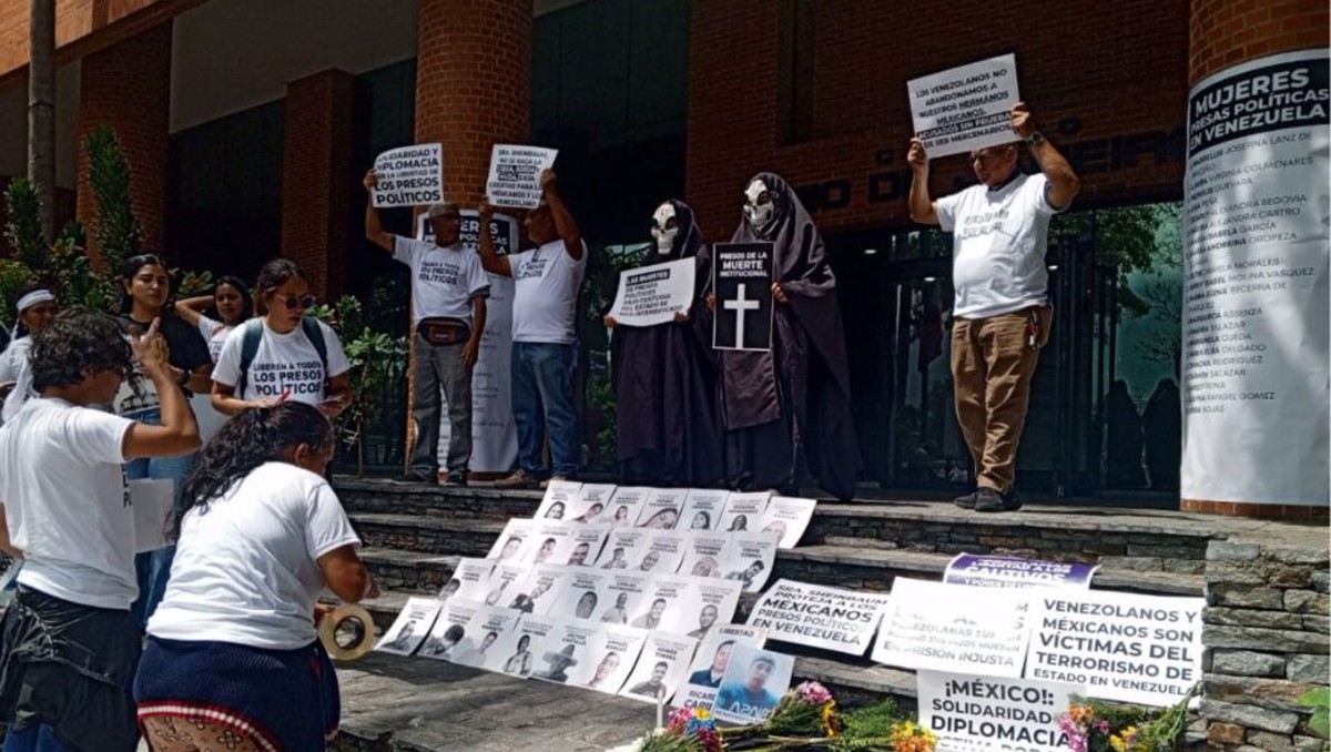 La organización de familiares de presos se manifestó en la Embajada de México en Venezuela. | X