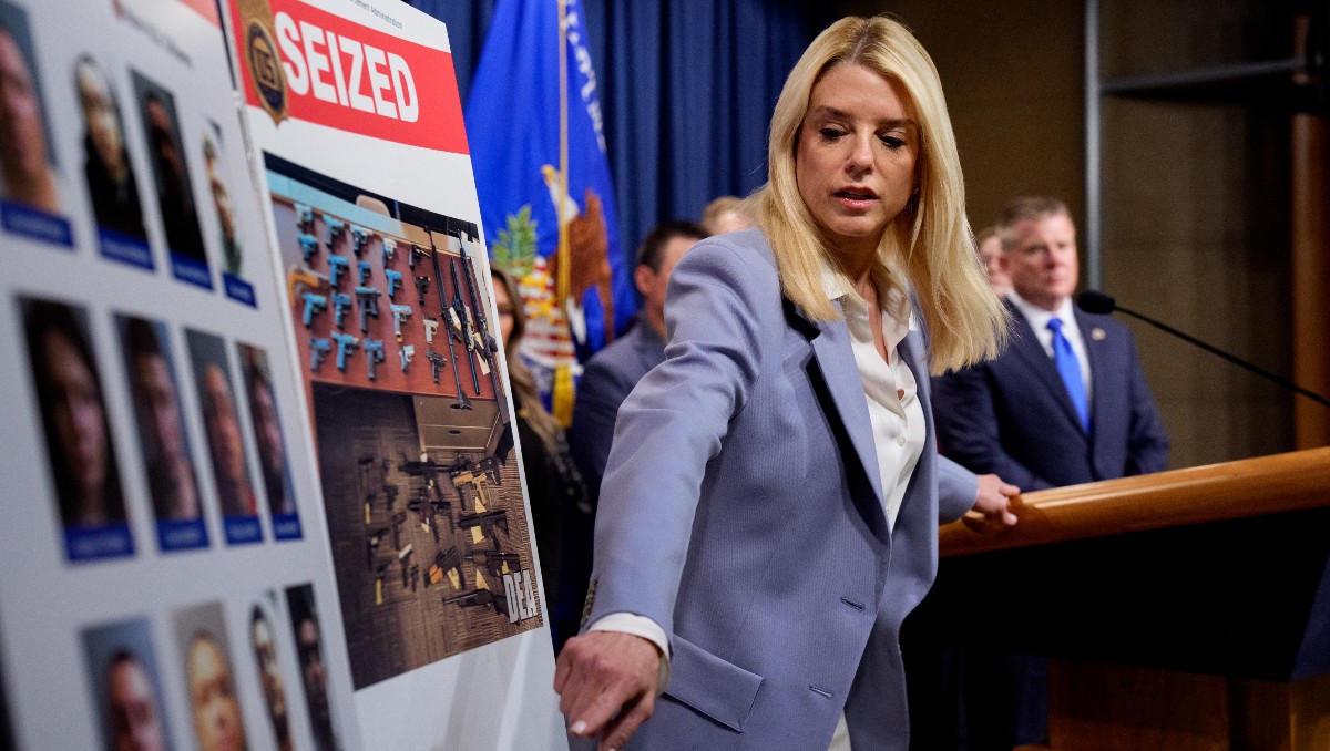 Pam Bondi presumió los arrestos y decomisos. | AFP