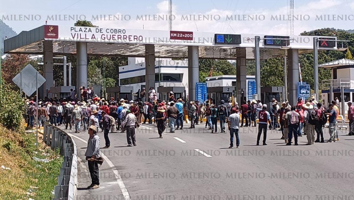 Cerca de 200 personas bloquean la plaza de cobro de Villa Victoria. Foto: (Especial)