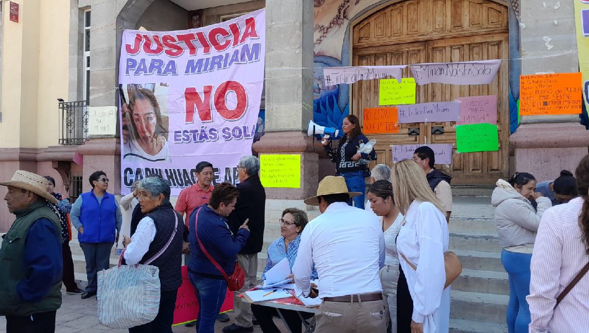 Pobladores mantiene cerrado el Ayuntamiento de Capulhuac por la agresión a una trabajadora del DIF. Foto: (Especial)