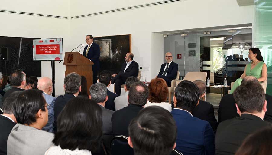El rector de la UNAM expuso que en las últimas décadas la educación superior ha vivido transformaciones.