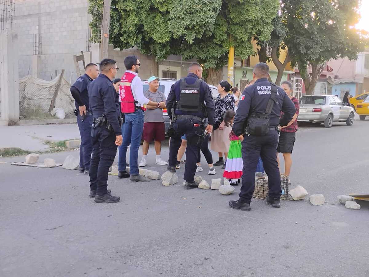 Vecinos de la Braulio Fernández Aguirre se manifestaron por falta de luz. | Especial