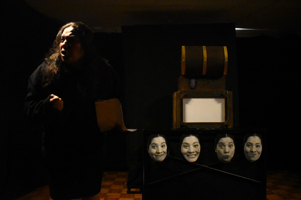 La actriz se apoya del teatro de sombras y papel figura para representar a una tanatóloga. (Foto: Eder Zárate)