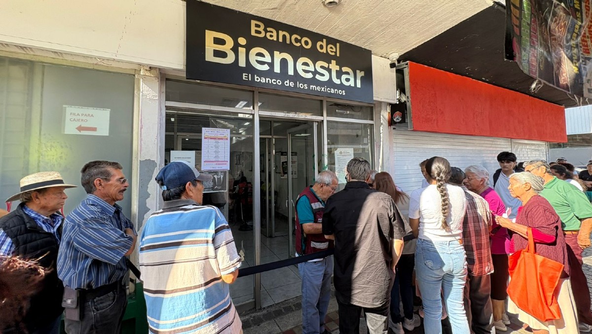 Adultos mayores acuden a retirar pensión en Guadalajara (Fátima Briceño)