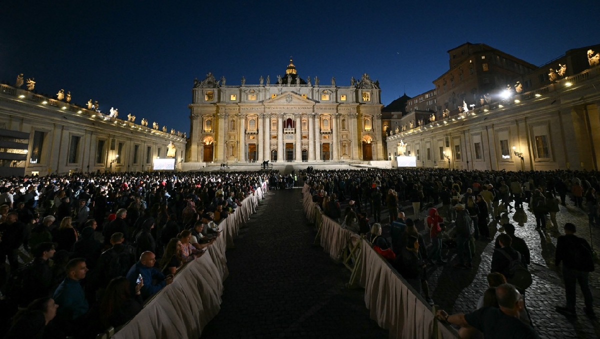 Entre aplausos y cantos, turistas y religiosos esperaron al resultado del primer cónclave 2025. Foto: (Especial)