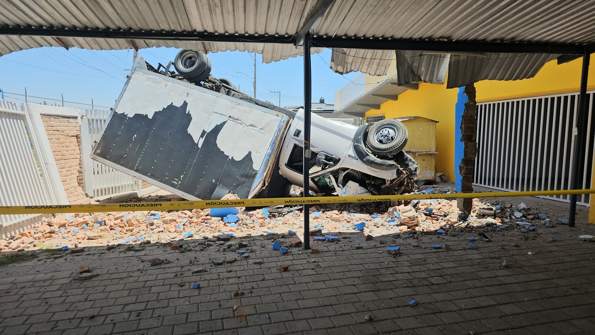 La camioneta quedó en el atrio de la iglesia. (Juan Carlos Munguía)
