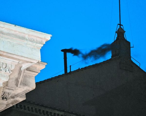 Abre el Cónclave con una fumata negra; para hoy, cuatro votaciones