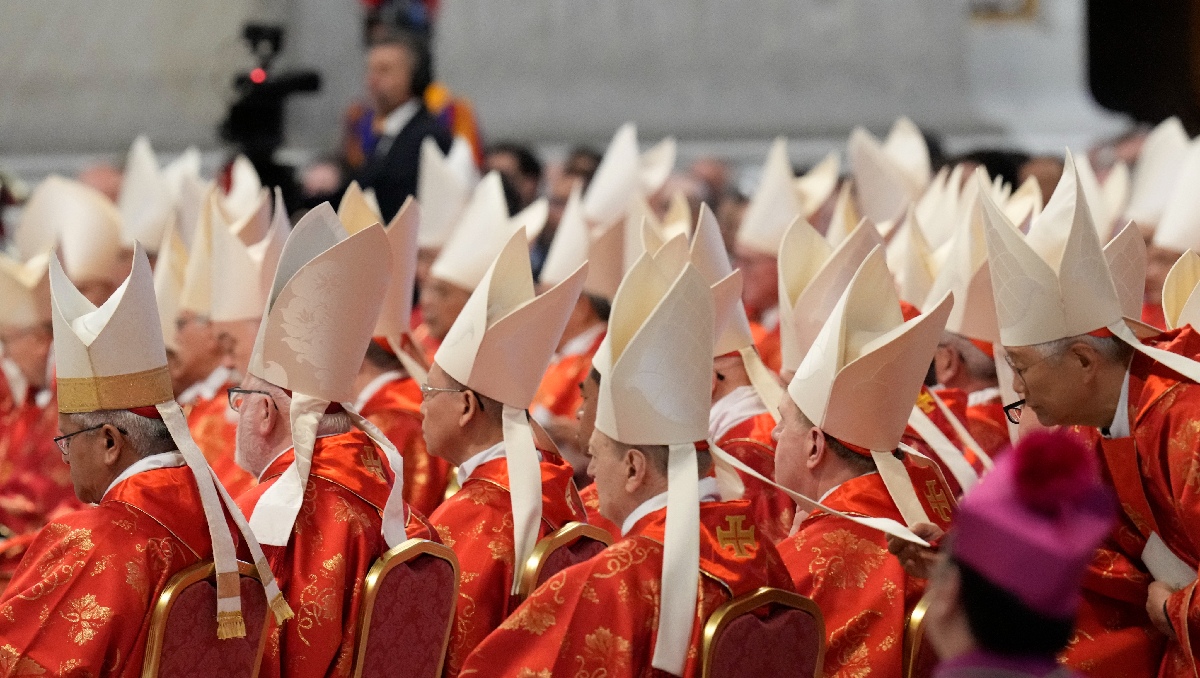 Los cardenales deben jurar antes de comenzar con las votaciones para el nuevo Papa. | AP