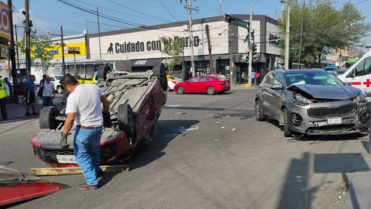 La circulación de la calle Aramberri estuvo cerrada mientras retiraban los vehículos siniestrados | Sandra González