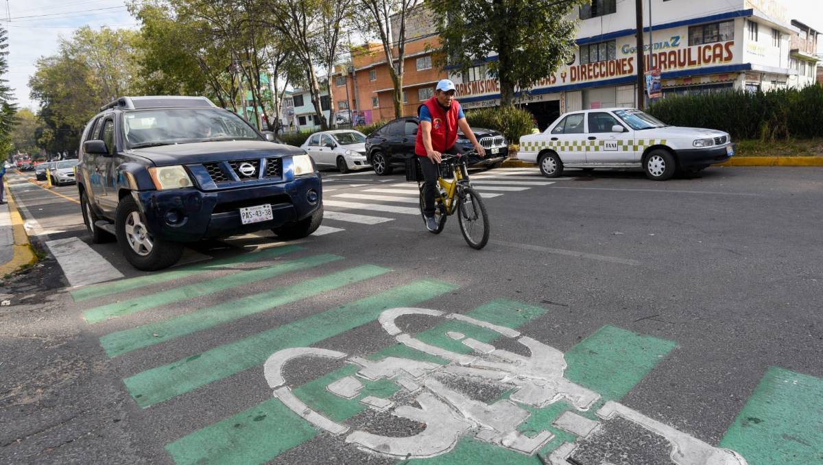 Colectivos exigieron justicia y mejorar la infraestructura para ciclistas y peatones en Toluca. | Foto: Cuartoscuro