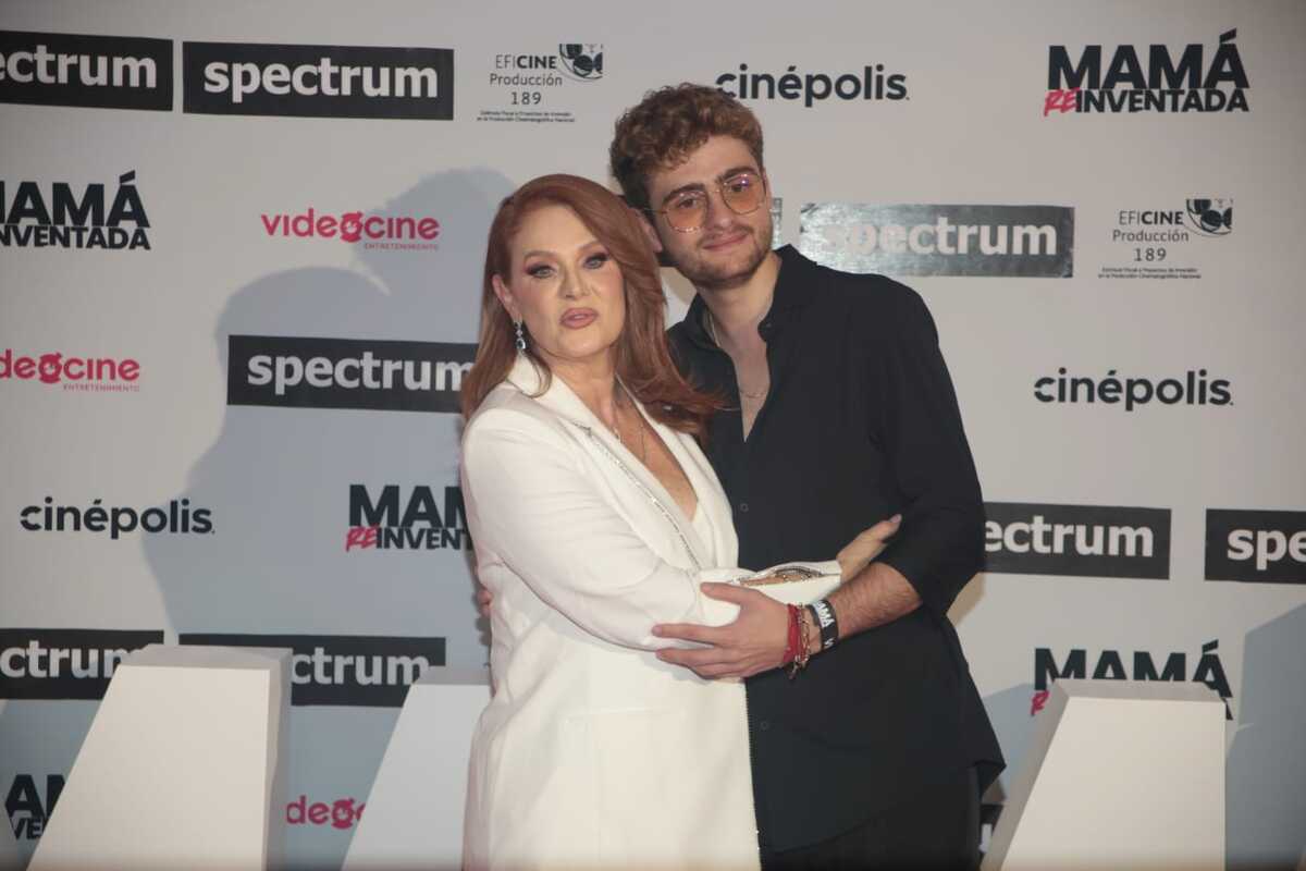 Erika posó feliz junto a su hijo Nicolás, quien acaba de cumplir 20 años. (LIZBETH CRUZ)