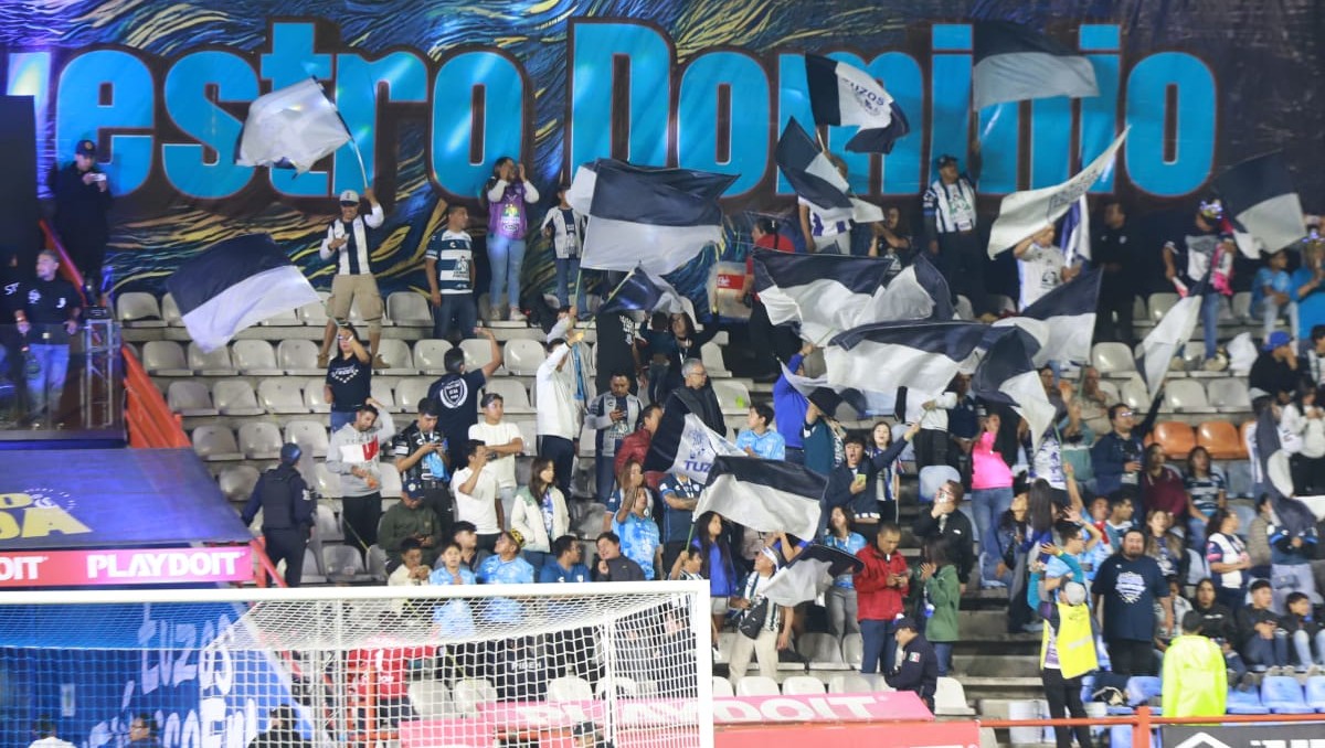 Fans de Pachuca pelean en gradas del Estadio Hidalgo durante juego ante América (Jorge Sánchez)