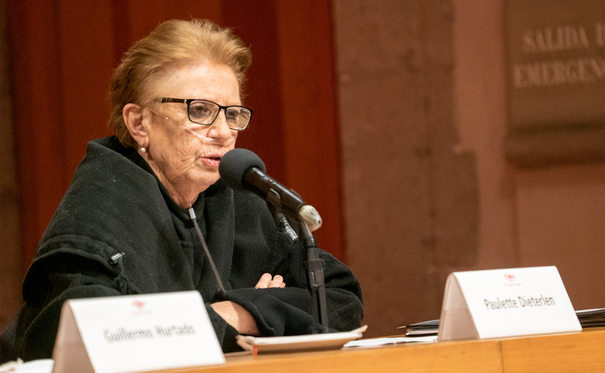 La filósofa Paulette Dieterlen durante una conferencia en El Colegio Nacional.  (Cortesía)