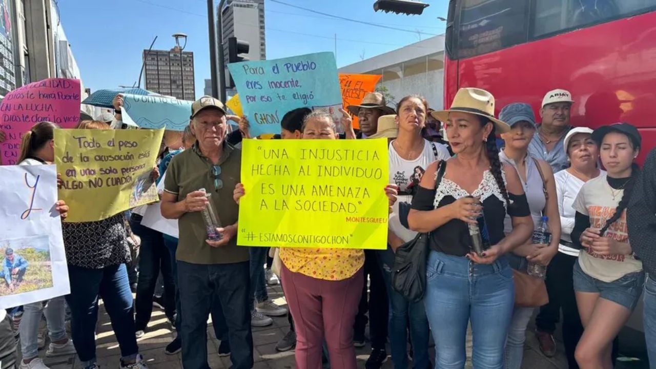 Habitantes de Teuchitlán piden justicia por alcalde detenido